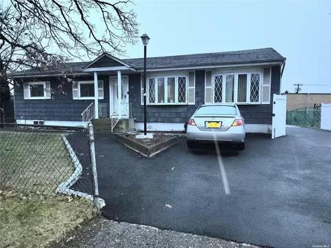330 40 St, Copiague, NY 11726