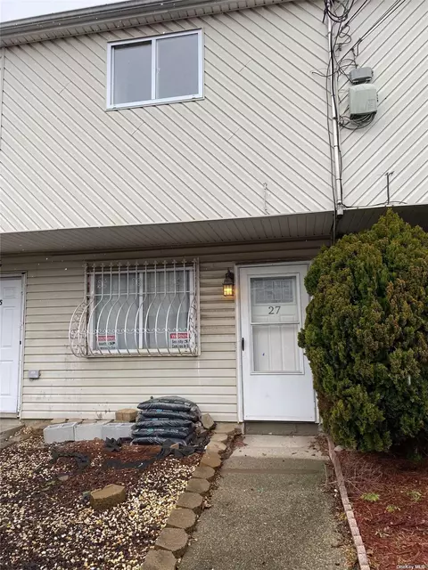 27 Betty Ct, Staten Island, NY 10303
