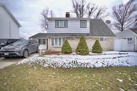 68 Constellation Rd, Levittown, NY 11756