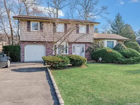 6 Bunker Ct, Wheatley Heights, NY 11798