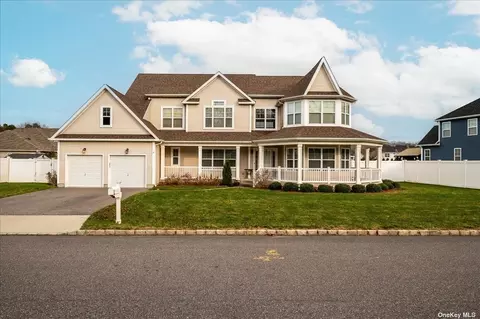 3 Jasmine Dr, Ridge, NY 11961