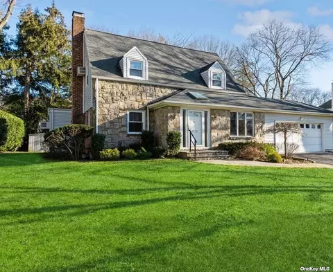 86 Magnolia Ln, East Hills, NY 11577