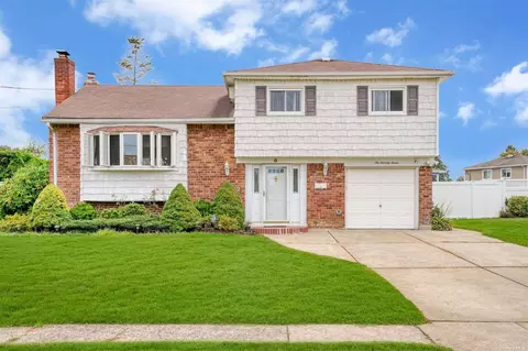 677 Interlaken Ln, North Babylon, NY 11703