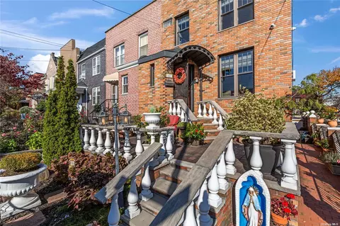 48-21 28th Ave, Astoria, NY 11103