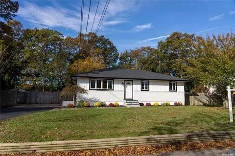 522 Bayport Ave, Bayport, NY 11705
