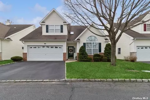 8 Shelly Ln #8, Mount Sinai, NY 11766