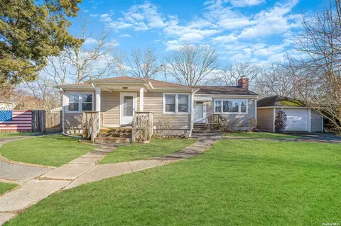 157 Huguenot Dr, Mastic Beach, NY 11951