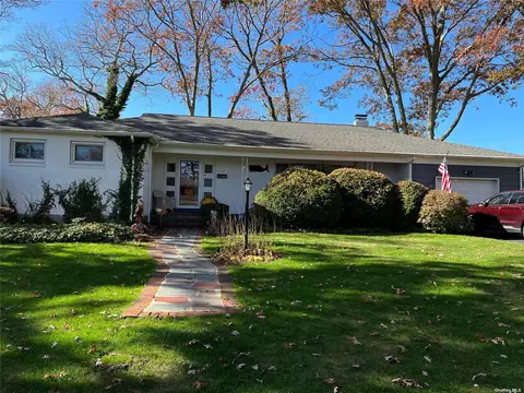 10 Gillette Ave, Patchogue, NY 11772 photo 1