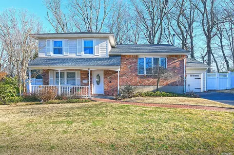 11 Wood Dr, Oyster Bay, NY 11771