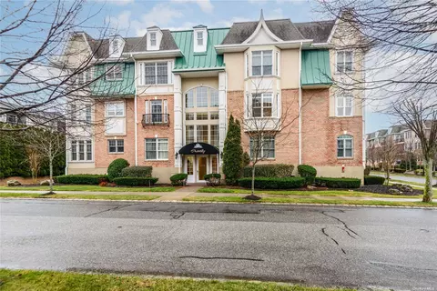 350 Trotting Ln #350, Westbury, NY 11590