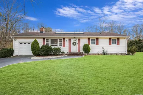 180 Robinson Ave, Medford, NY 11763