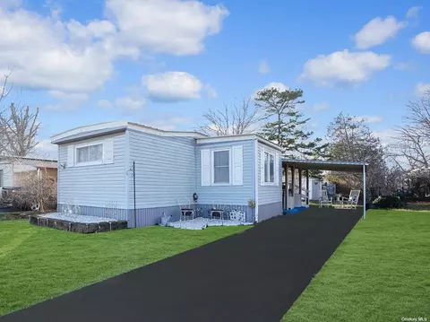 36 Sunflower Dr, Bohemia, NY 11716