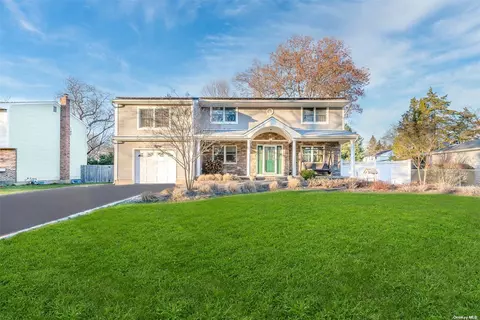 3 Bianco Ct, Smithtown, NY 11787