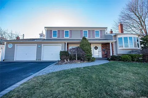 22 Dolphin Ln, West Islip, NY 11795