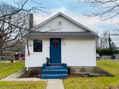 23 Park Ave, Mastic, NY 11950