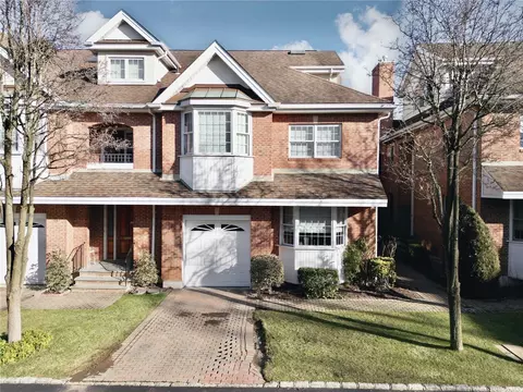 33 Portico Pl #33, Great Neck, NY 11021