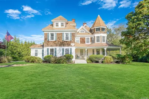 44 Bergen Ln, Blue Point, NY 11715