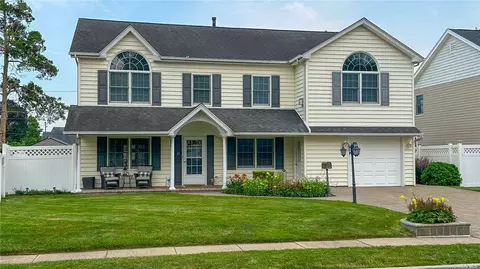 26 8th St, Carle Place, NY 11514