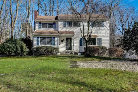 20 Pilgrim Dr, Port Jefferson, NY 11777