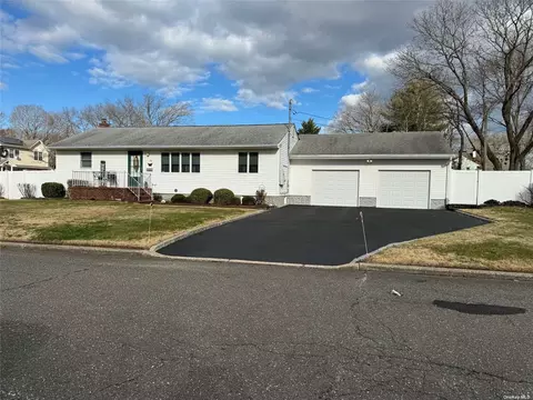 35 Saddle Ln, Centereach, NY 11720