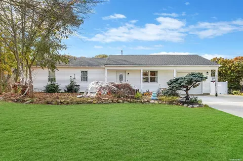 4 Trainor Ave, Center Moriches, NY 11934
