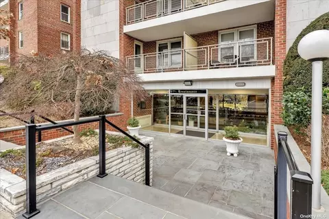 110 Brooklyn Ave #1U, Freeport, NY 11520