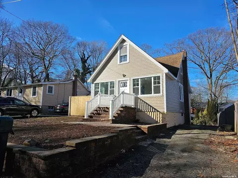 26 Arverne Rd, Sound Beach, NY 11789