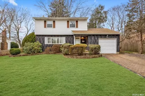 4 Mohawk Ln, Commack, NY 11725