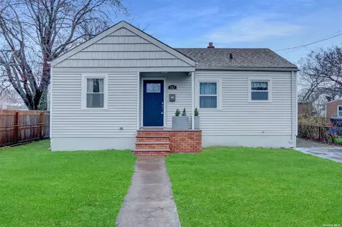502 S 9th St, Lindenhurst, NY 11757