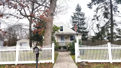 52 Hemlock Dr, Mastic Beach, NY 11951
