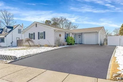 106 Patchogue Holbrook Rd, Ronkonkoma, NY 11779