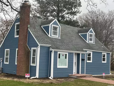 34 Kilburn Ave, Huntington Station, NY 11746