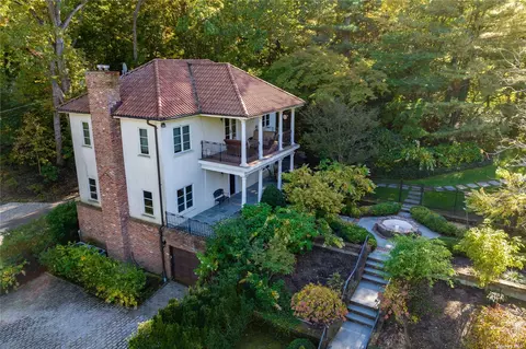 3 Kaiser Hill Rd, Huntington Bay, NY 11743