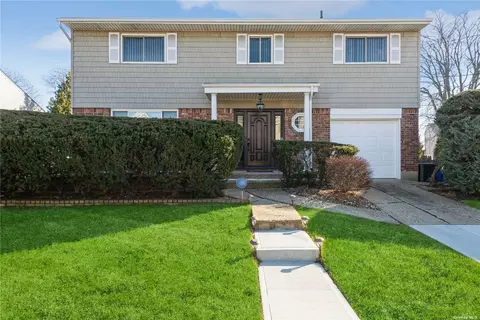 160 Wrights Ln, Oceanside, NY 11572