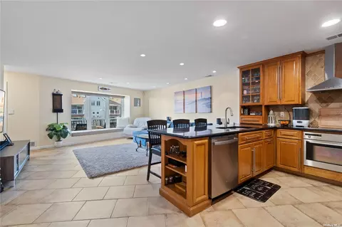 78 Pacific Blvd #14, Long Beach, NY 11561