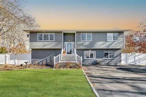 17 Terapin St, Mastic, NY 11950