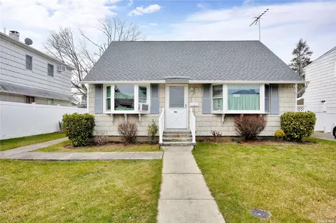 66 Smith St, Hicksville, NY 11801