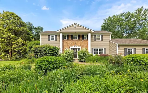 25 Artisan Ave, Huntington, NY 11743