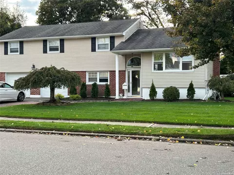 20 Harriet Dr, Syosset, NY 11791