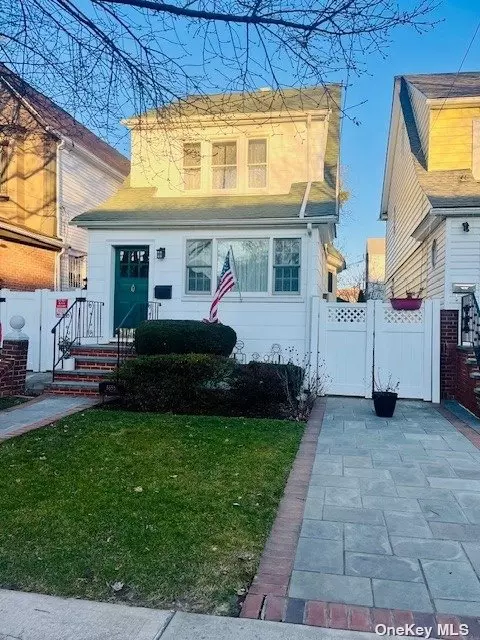 85-55 113th St, Richmond Hill, NY 11418