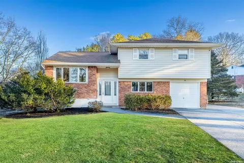 10 Cornell Dr S, Commack, NY 11725