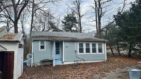 1384 N Ocean Ave, Medford, NY 11763