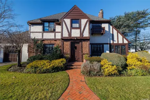 16 Fonda Rd, Rockville Centre, NY 11570