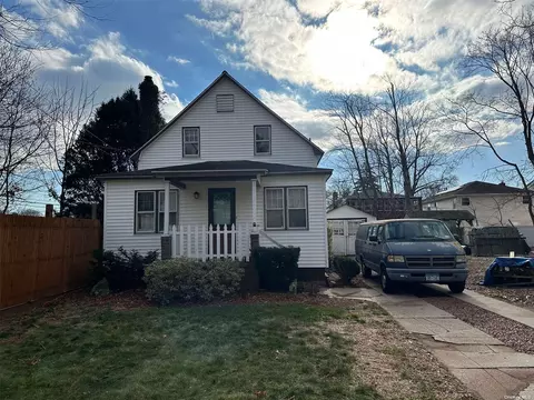 3 Clarendon St, Dix Hills, NY 11746