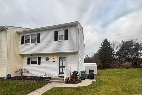 16 Hampton Ct, Coram, NY 11727