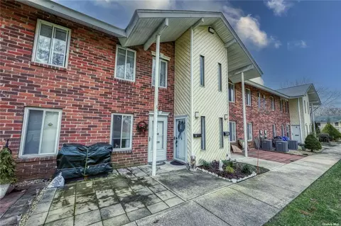 10 Navajo Ct #10, Coram, NY 11727