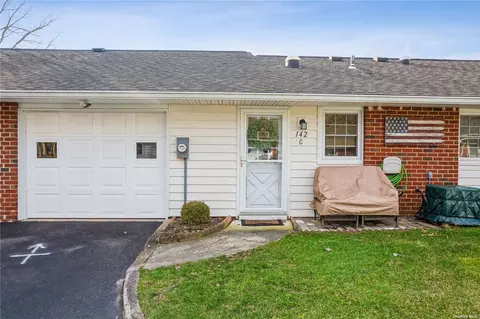 142 Eastbourne Cir #C, Ridge, NY 11961