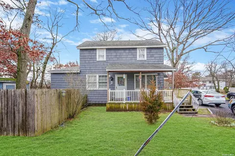 2 Taft Ave, Islip, NY 11751