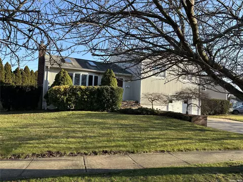 30 Audley Cir, Plainview, NY 11803