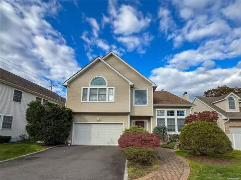 3 Tennis Ct, Glen Head, NY 11545